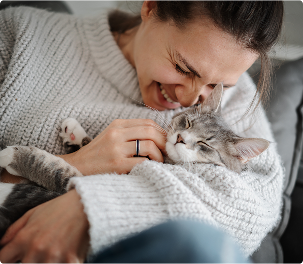 Kobieta z kotem na rękach